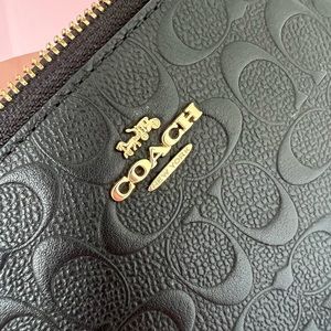 Coach wristlet black